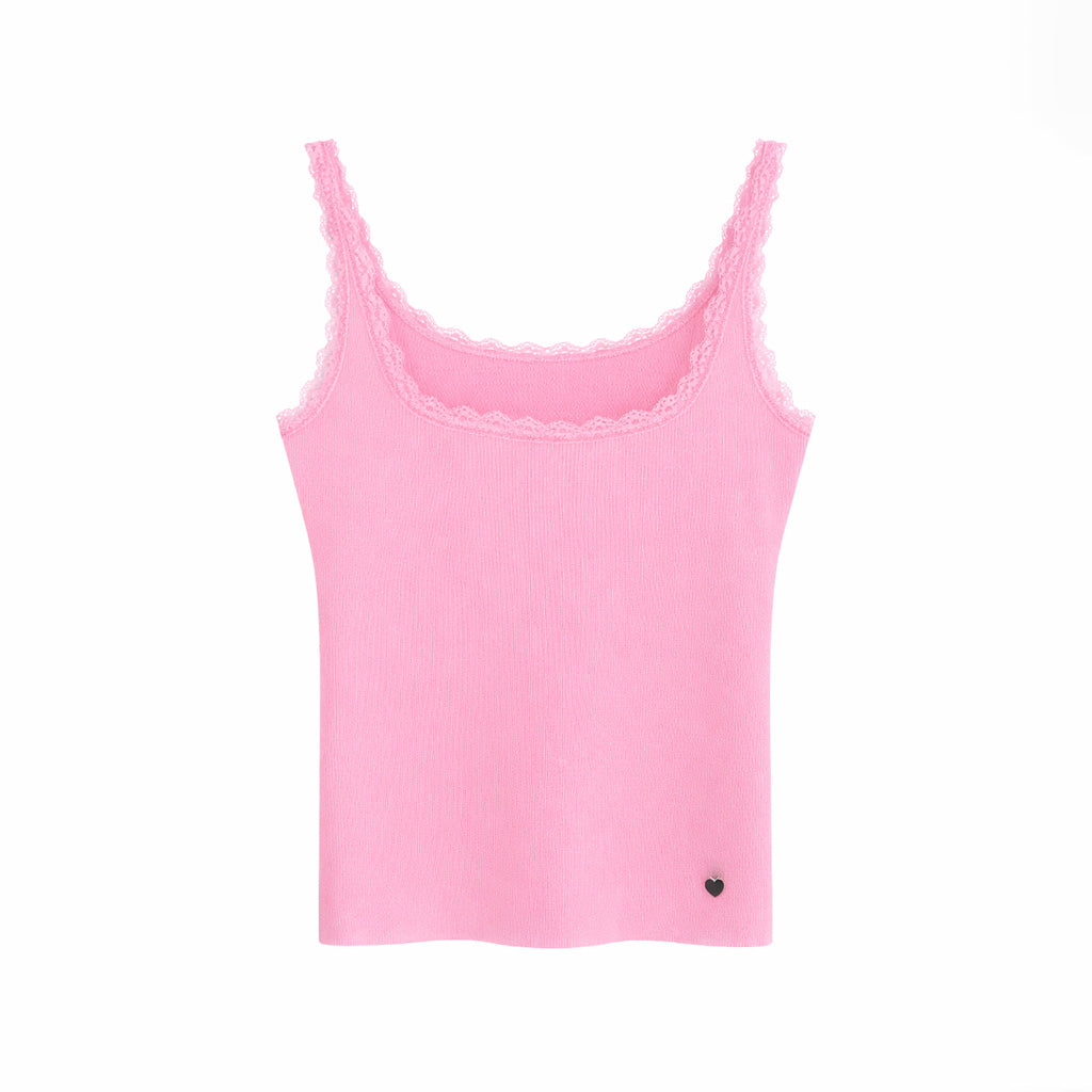 Camisola canelada com detalhes em renda e pendente em forma de coração da Vê-o Studio