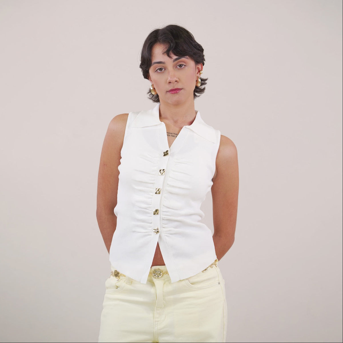Vê-o Dailly｜Blusa sem mangas com botões frontais e franzido