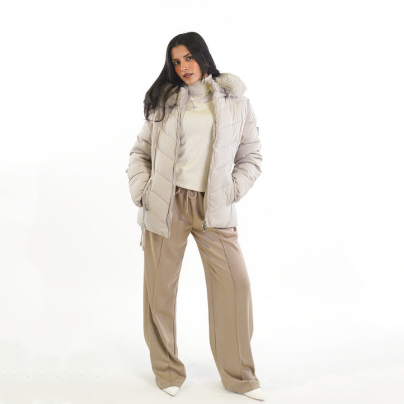 Chaqueta acolchada beige con cintura ajustada. 