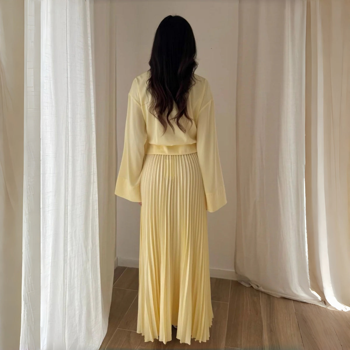 Conjunto Vê-o Studio | Top estilo envelope e saia maxi plissada