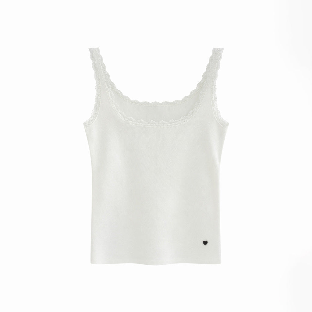 Camisola canelada com detalhes em renda e pendente em forma de coração da Vê-o Studio