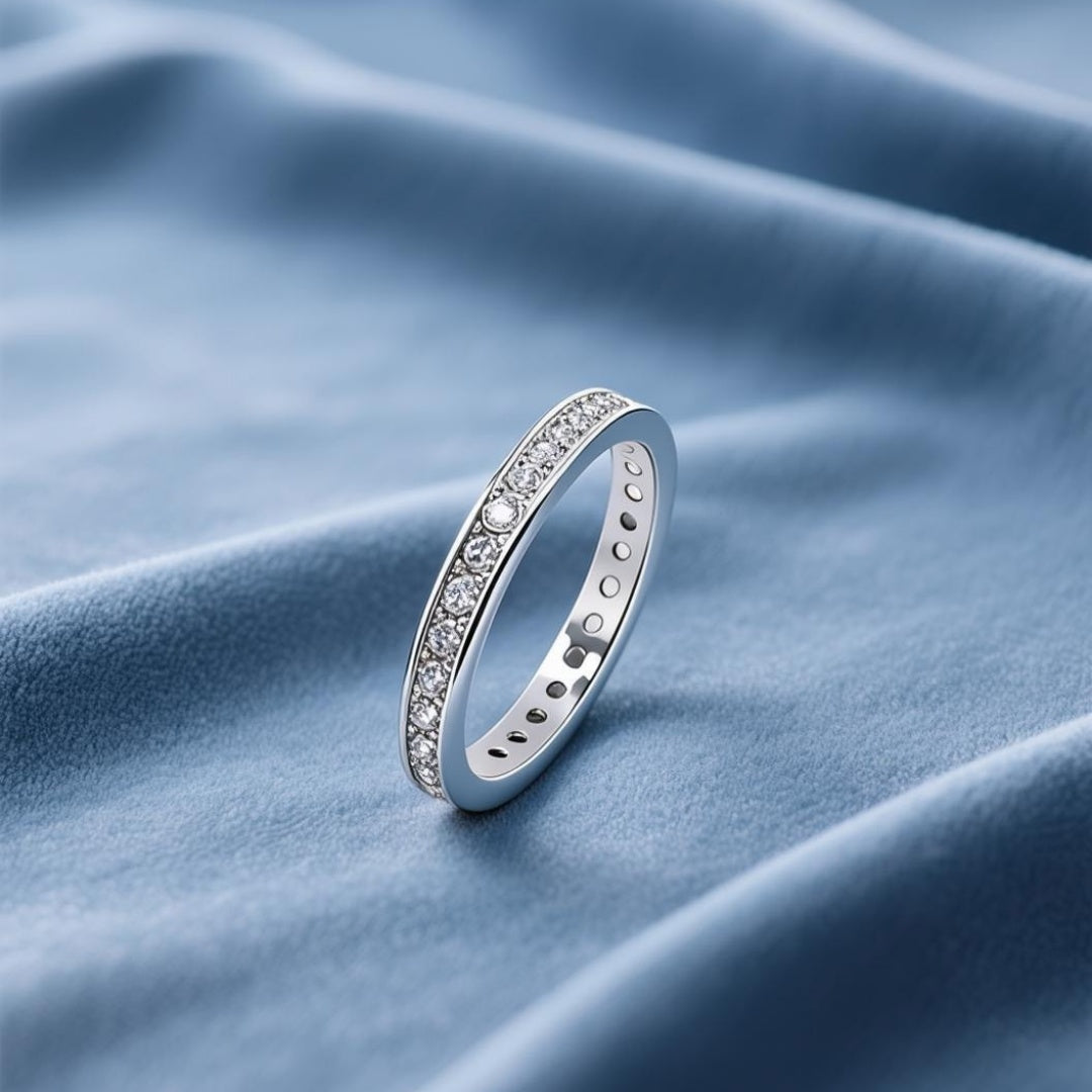 Anillo de aro fino con hileras de diamantes.