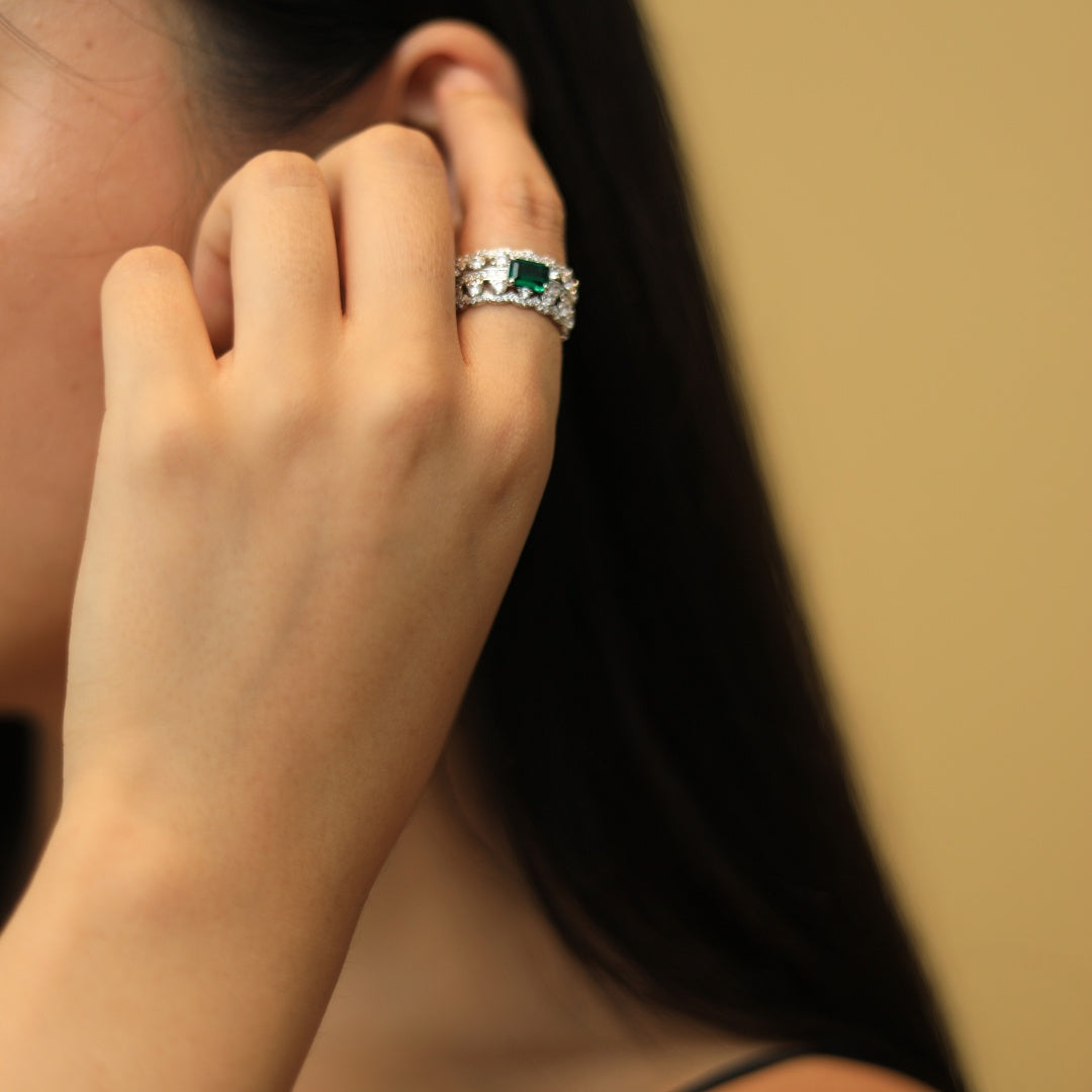 Anel para usar em conjunto com outros anéis, com esmeralda e diamantes.