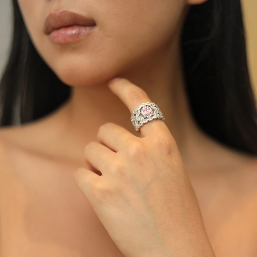 Anel vazado com um diamante rosa como pedra principal.