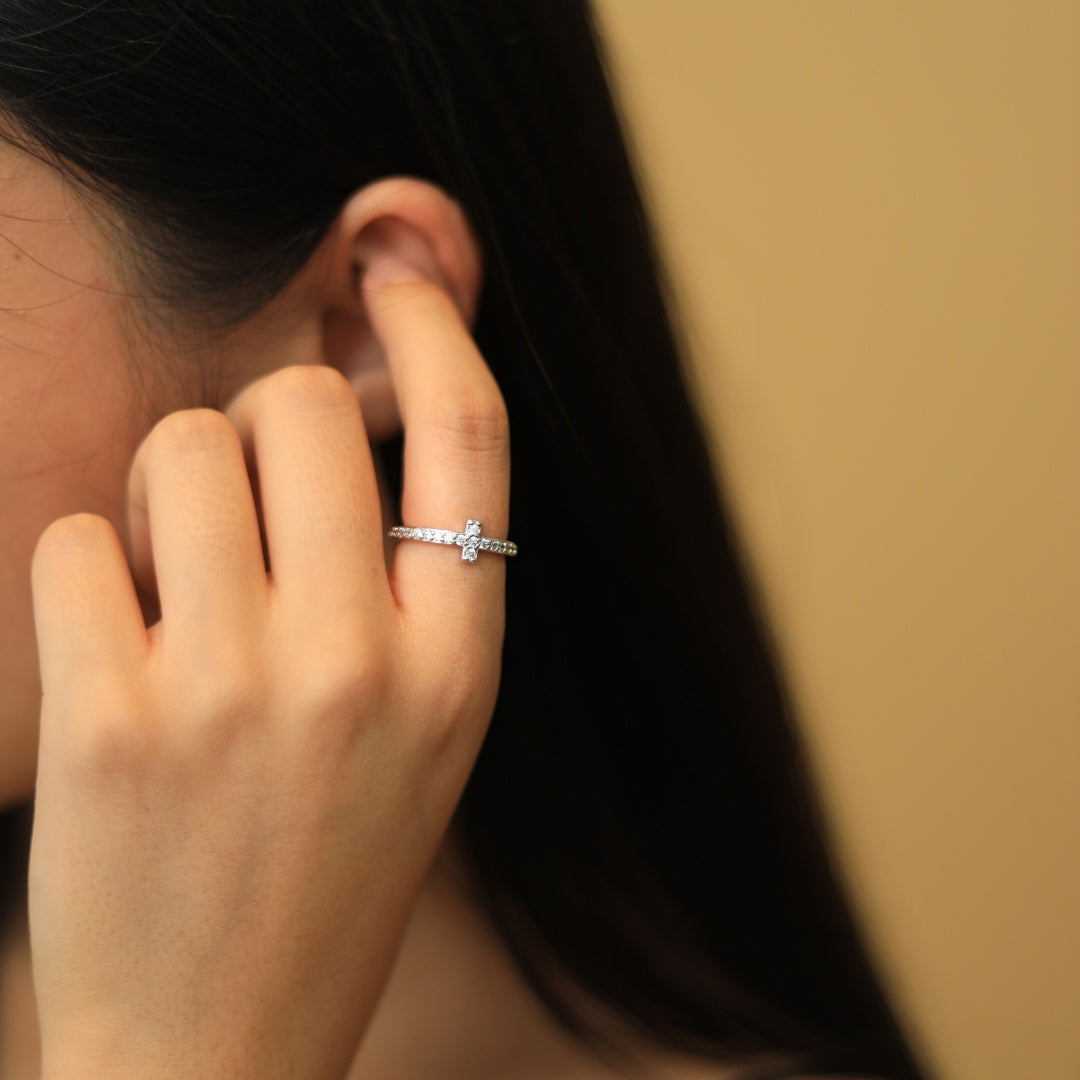 Anillo de círculo fino con cruz de diamantes.