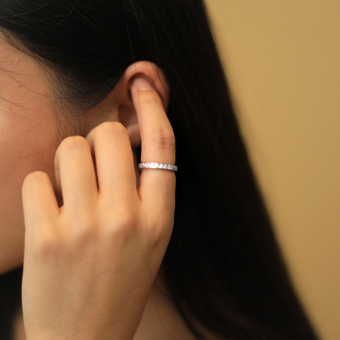 Anillo de aro fino con hileras de diamantes.