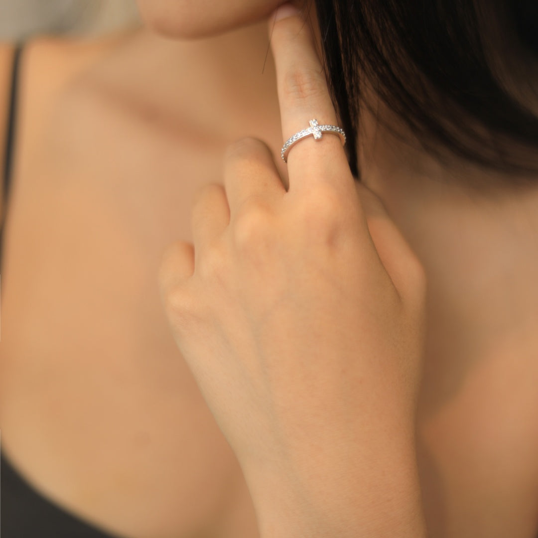 Anillo de círculo fino con cruz de diamantes.