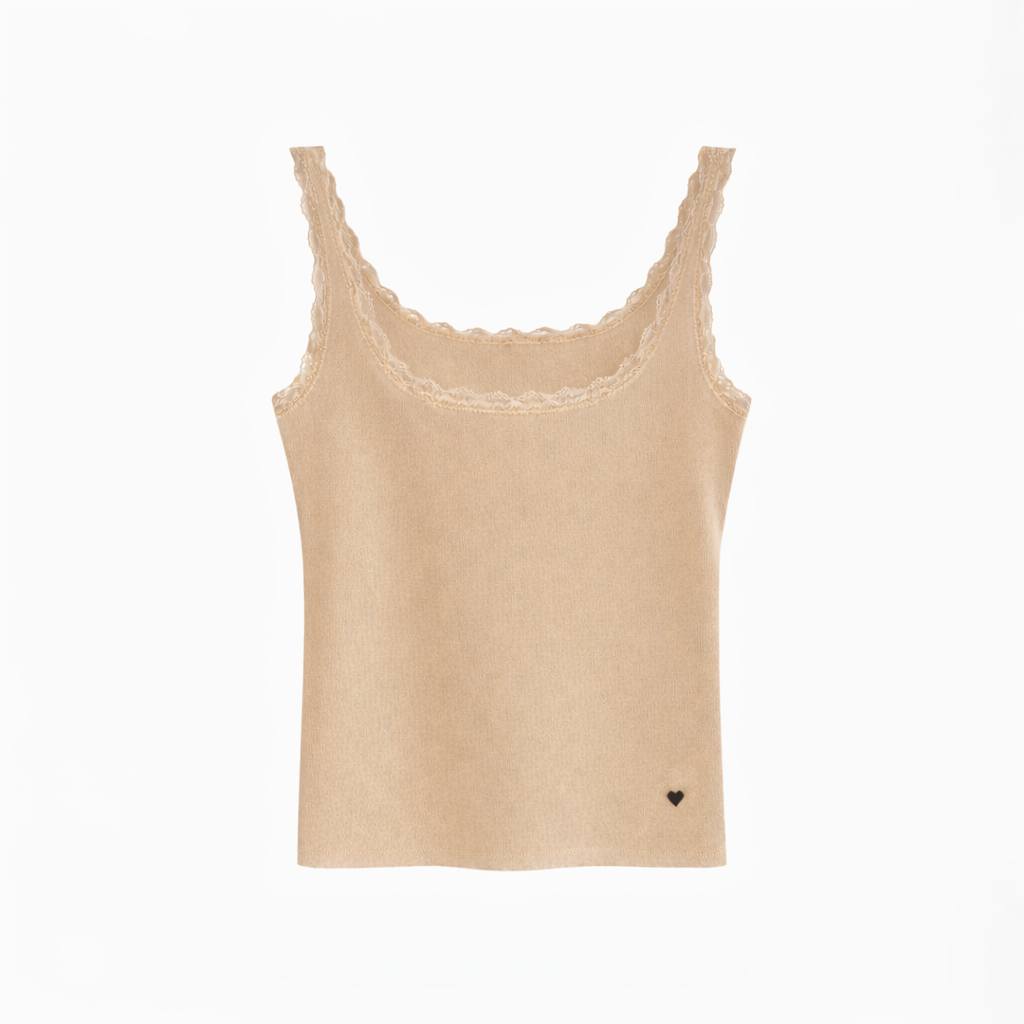 Camisola canelada com detalhes em renda e pendente em forma de coração da Vê-o Studio
