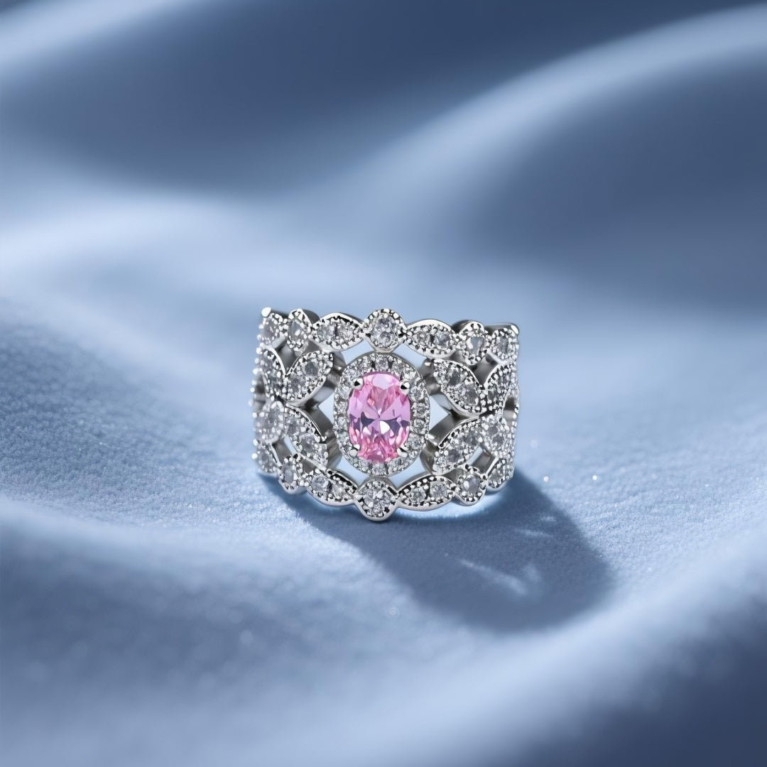 Anel vazado com um diamante rosa como pedra principal.