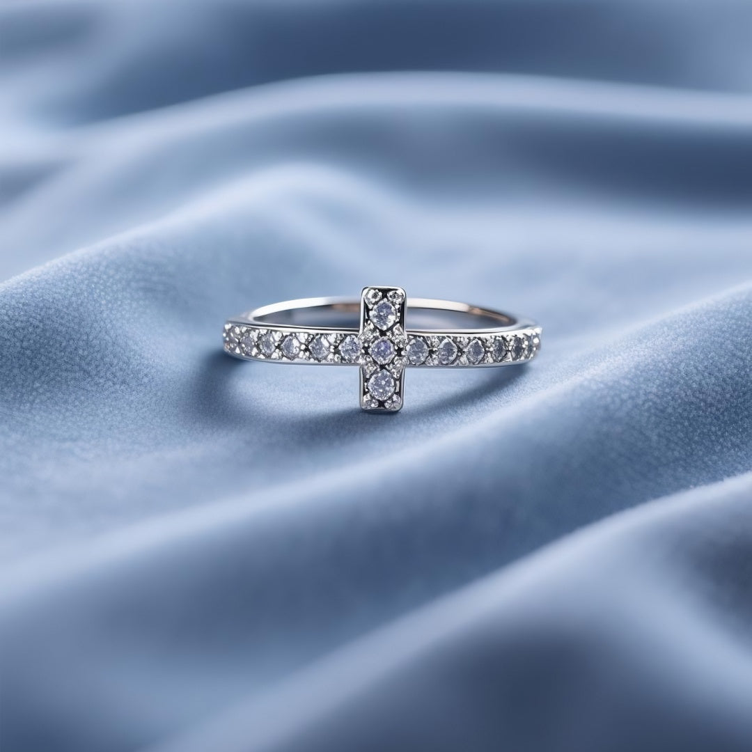 Anillo de círculo fino con cruz de diamantes.
