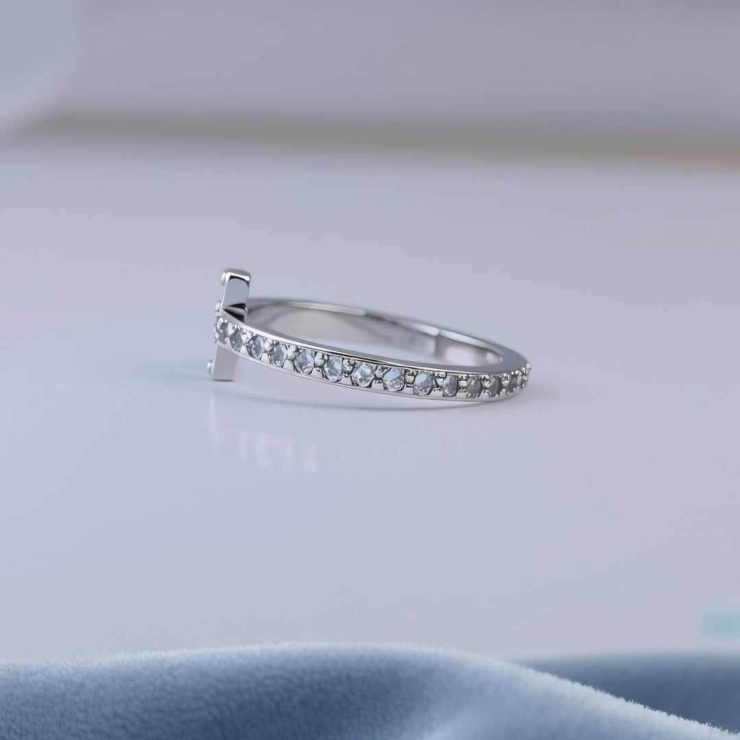 Anillo de círculo fino con cruz de diamantes.