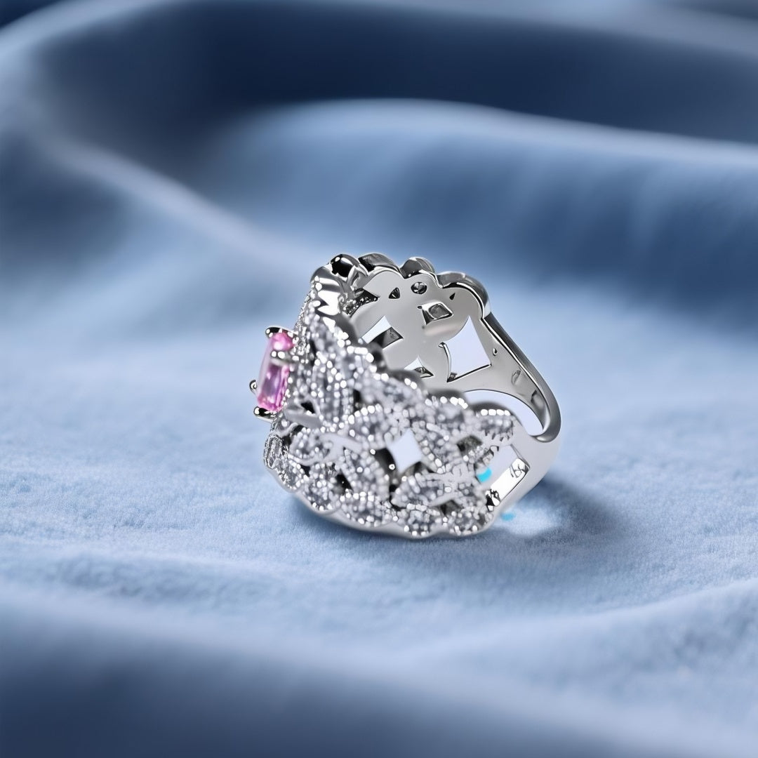 Anel vazado com um diamante rosa como pedra principal.