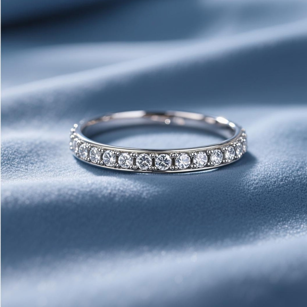 Anillo de aro fino con hileras de diamantes.
